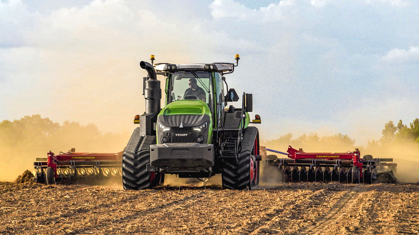 Precíziós gazdálkodásra alkalmas szántóföldi traktor.